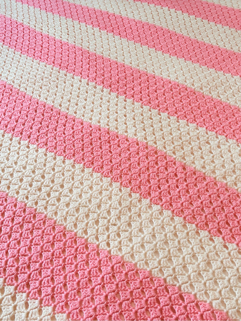 Vintage Pink/Cream Hand Crochet Afghan Quilt Bedspread ~ King/Queen - Picture 4 of 5
